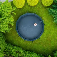 Comment choisir entre un trampoline sur pieds ou semi-enterré ? Comment choisir entre un trampoline sur pieds ou semi-enterré ?