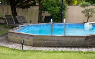 Piscine en bois hors-sol ou semi-enterrée : quelle installation est la plus avantageuse ? Piscine en bois hors-sol ou semi-enterrée : quelle installation est la plus avantageuse ?