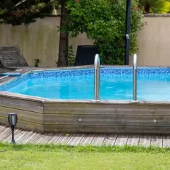 Piscine en bois hors-sol ou semi-enterrée : quelle installation est la plus avantageuse ? Piscine en bois hors-sol ou semi-enterrée : quelle installation est la plus avantageuse ?